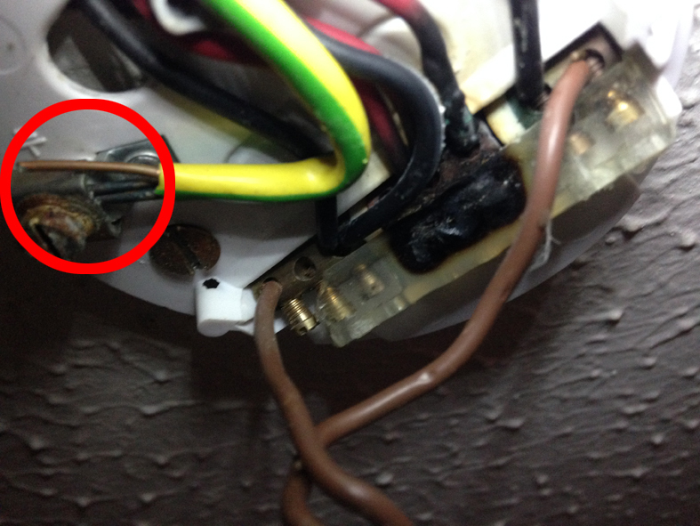 Earth conductor not connected in its terminal