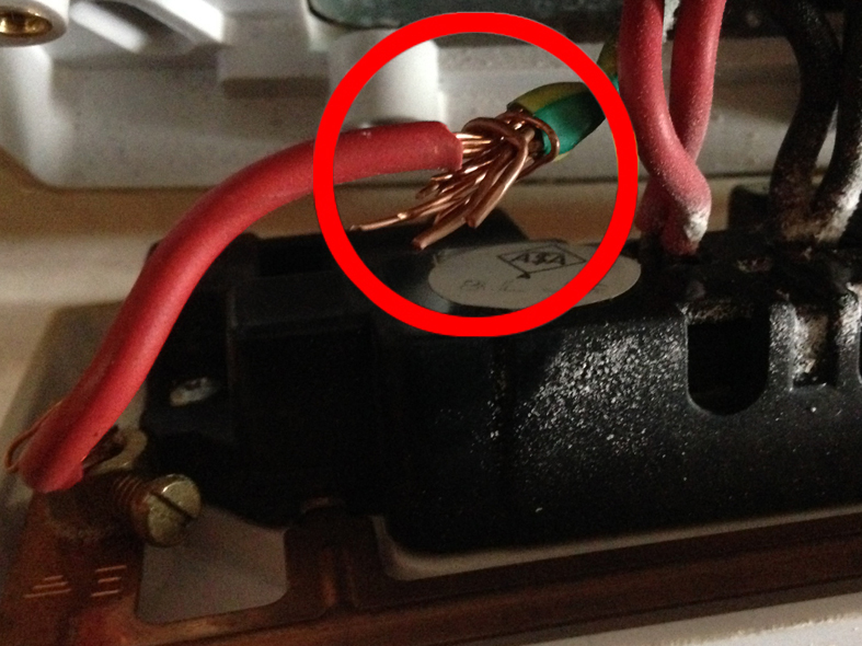 Earth conductor incorrectly extended with twisted red cable